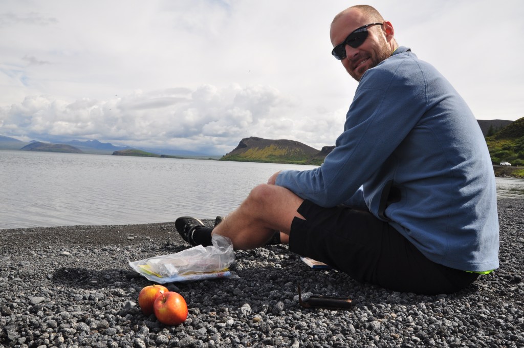 08_Paul_Lunch on the pumice gravel banks of Pingvallavatn